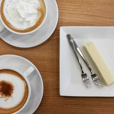 Kahve ve kapuçino restoranda.