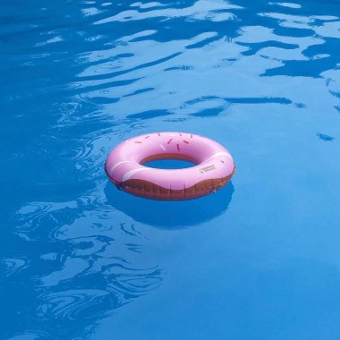 Havuzda yüzen şişme yüzük..