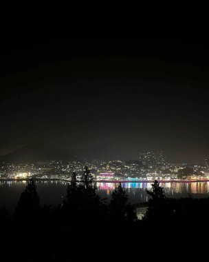 Akşam karanlığında şehrin manzarası.