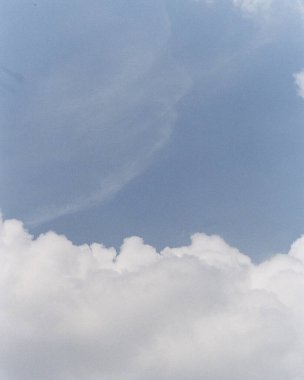 Mavi gökyüzündeki bulutlar