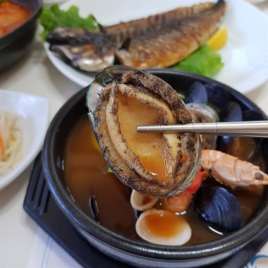 Deniz ürünleri çorbası ve sebze.