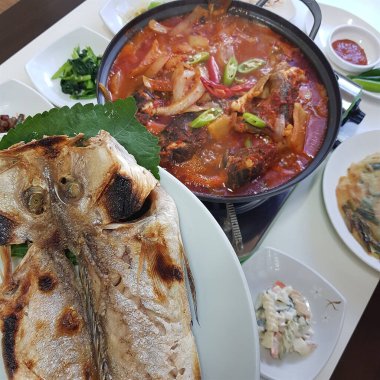 Baharatlı soslu baharatlı balık ve sebze.