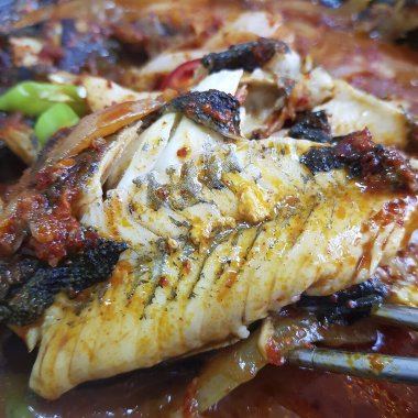 Sebzelerle kızartılmış balık, Tayland yemeği.