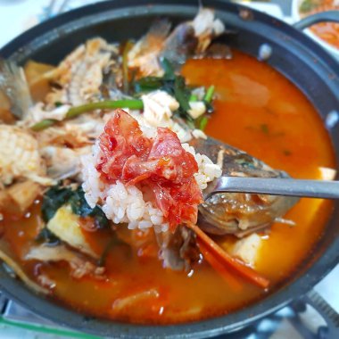 Karides ve sebzeli balık çorbası..