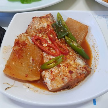 Sebzeli ve baharatlı kızarmış balık.