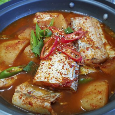 Domuz eti ve sebzeli kızarmış pirinç.