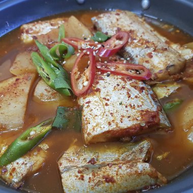 Kore baharatlı domuz eti, kimçi ya da jejeki çorbası, Kore usulü.