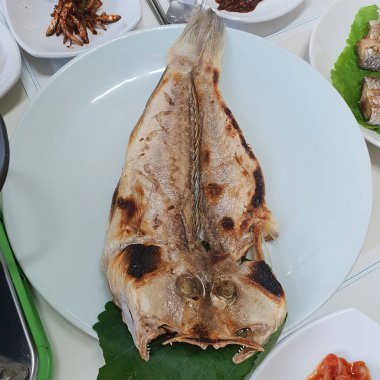 Beyaz kasedeki balık.