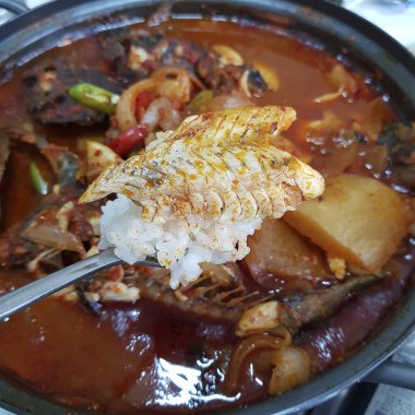 pirinç ve sebze kızarmış balık