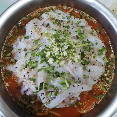 Baharatlı sıcak çorba, baharatlı şehriye ve Kore usulü balık ve sebze.