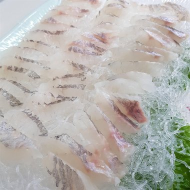 Çiğ balığa yakın çekim