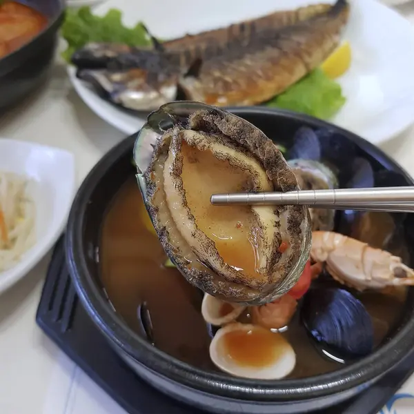 Deniz ürünleri çorbası ve sebze.