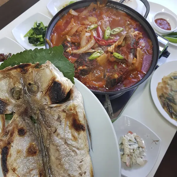 Baharatlı soslu baharatlı balık ve sebze.