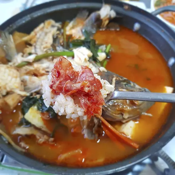 Karides ve sebzeli balık çorbası..