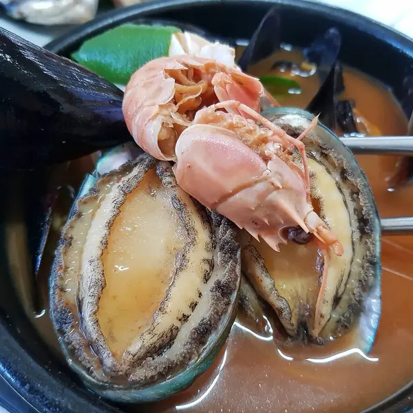 Bir kase lezzetli yemeği yakın.