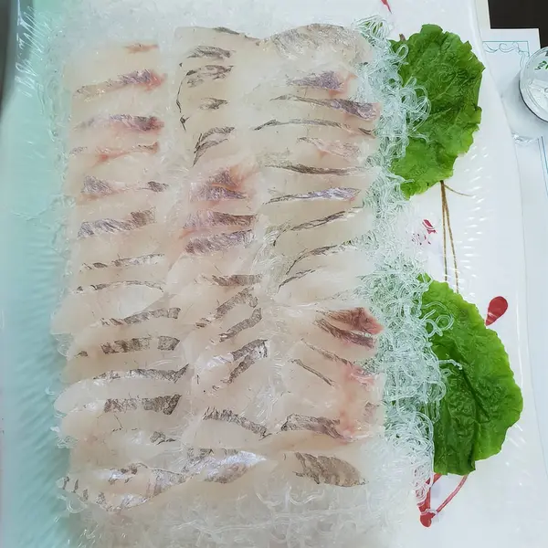 Taze taze balık filetosu. Masada tuz ve baharat var.