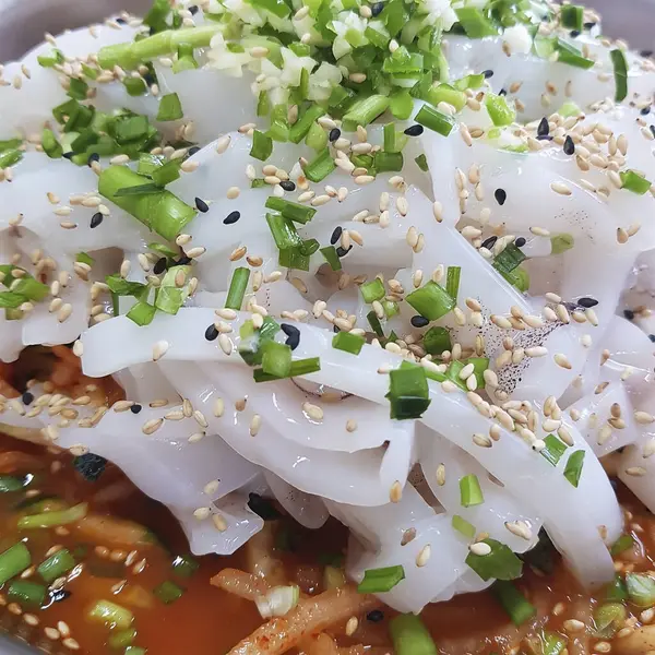 Kore usulü kızarmış pilav, sebze ve kimchi.