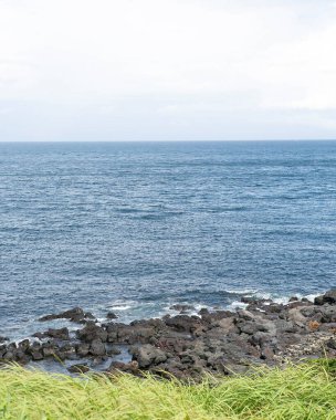 Sao Miguel sahilindeki okyanus manzarası