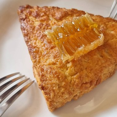 Ballı tost, yakın plan.