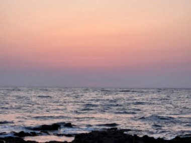 Denizin üzerinde güzel bir gün batımı