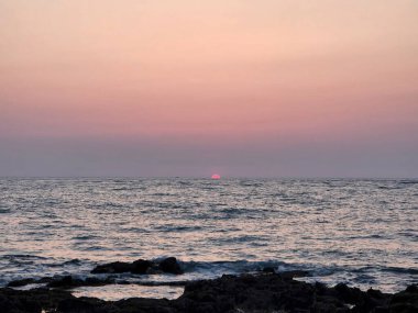 Denizin üzerinde güzel bir gün batımı