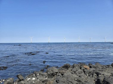 Akdeniz kıyısında elektrik üretimi için yel değirmenleri. Kuzey Denizi 'nde elektrik santrali üretimi