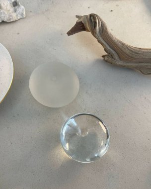 Masada bir fincan kahve.