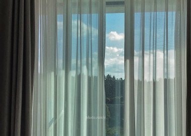 Perdeleri penceresinde