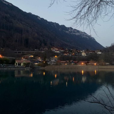 Dağlarda gölü olan güzel bir manzara.