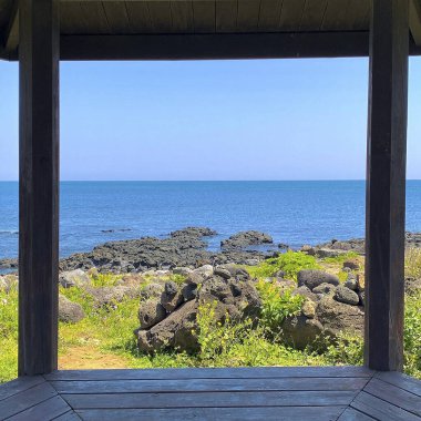 Mavi gökyüzü ile kumsal manzarası