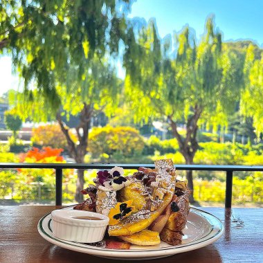 Kızarmış ekmek, kızarmış yumurta, tost ve tost.