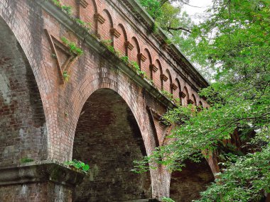 Parktaki kalenin eski köprüsü.