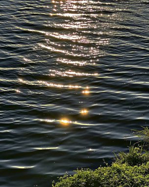 Nehirde gün batımı