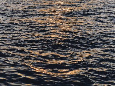 Dalgalarla dolu güzel deniz suyu yüzeyi