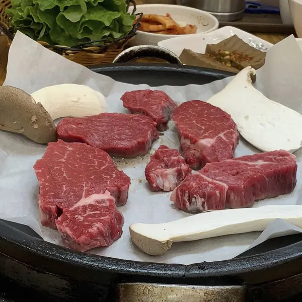 Baharatlı ve otlu taze sığır bifteği yakın.