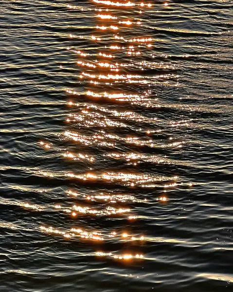 Yansımalı su yüzeyi