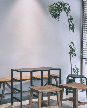 Modern sandalyeli boş masa