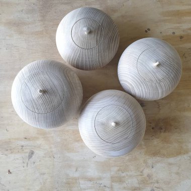 Gri arka planda beyaz tahta toplar