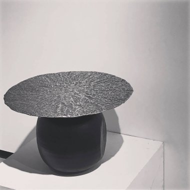 Boş masa ve bir fincan kahve.