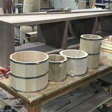 Atölyedeki ahşap masa, ahşap bir evin işi..