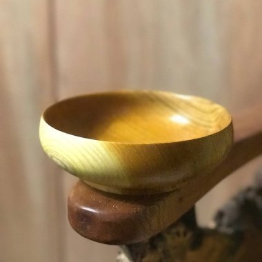 Tahta bir kaşığa yaklaş.