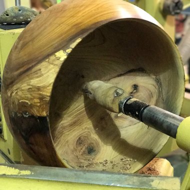 Tahta kesme makinesinin yakın çekimi.