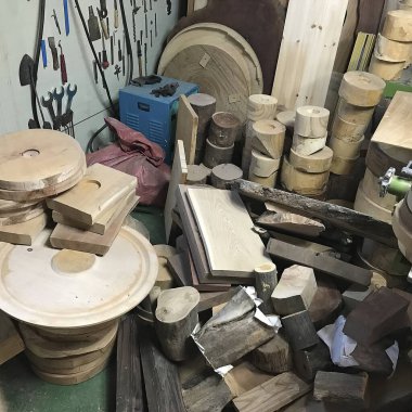 Atölyedeki tahta masa.