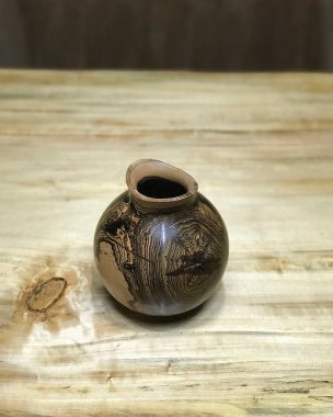 Ahşap zemin üzerinde seramik vazo