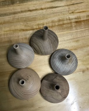 Masanın üzerinde tahta kaşık olan seramik tabak.