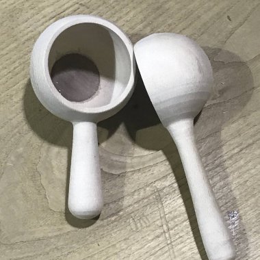 Masada yemek yapmak için iki tahta kaşık.