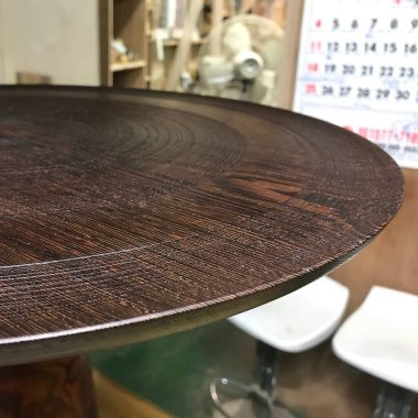 Metal saplı eski ahşap masa