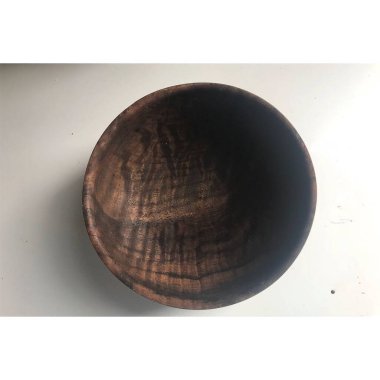 Tahta kase beyaz arka planda izole edilmiş.