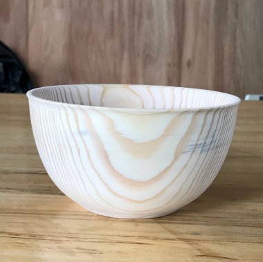 Tahta masada bir fincan kahve.