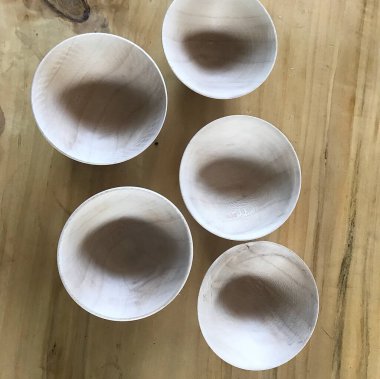 Tahta masadaki boş seramik tabak, görüntüyü kapat